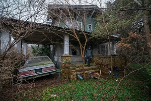 Abandoned House in the Woods Full of the Family's Belongings  — Abandoned Central