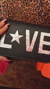 1.8K views · 38 reactions | LEKKERE TASJES VOOR AVONDJE UIT… OF MAKKELIJK KONINGSDAG OF FESTIVALLETJE… deze stevige handige M en LOVE bags zijn maar 20 EURO…reserveren? App 0655723440 李 | lakrissfashion.nl | Facebook