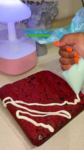 965K views · 6.8K reactions | Red Velvet Oreo Brownies When I say these were FYE  my gawddddd! Red velvet cake is truly a southern classic but these brownies were chefs kiss 10/10 1 box of Duncan Hines Red Velvet Cake mix 2 eggs 1 cup vegetable oil Cream cheese drizzle 4 tbsp cream cheese (room temp) 1 teaspoon vanilla 1/2 cup powdered sugar 2-3 tablespoons of milk (depending on your consistency preference) #redvelvet #brownies #bakinglove | Jas Robertson | Facebook