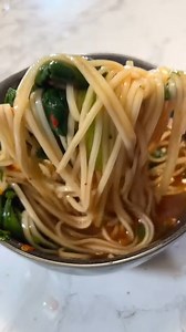 Schnelles veganes Rezept für hausgemachte Nudelsuppe