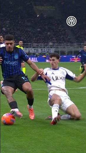 Luis Henrique bursts forward at speed 🪽 And El 🐂 puts it away ‪@redbull‬