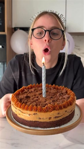 Ailin Tokman - Recetas Faciles ✨ on Instagram: "HOY ES MI CUMPLEAÑOS = excusa perfecta para esta combinar mis tortas favoritas: MARQUISE CHOCOTORTA 🍫🎂 • Hoy se festeja y lo hago a mi manera: mezclando dos tortas que amo y dejando que el azúcar me abrace un rato porque los gustos en vida dicen 😅 • 👩🏼‍🍳 INGREDIENTES: Para la base de marquise: • 150 g de manteca 🧈 • 250 g de chocolate semiamargo 🍫 • 3 huevos 🥚 • 270 g de azúcar • 1 pizca de sal 🧂 • 1 cdita de esencia de vainilla ✨ • 100 g