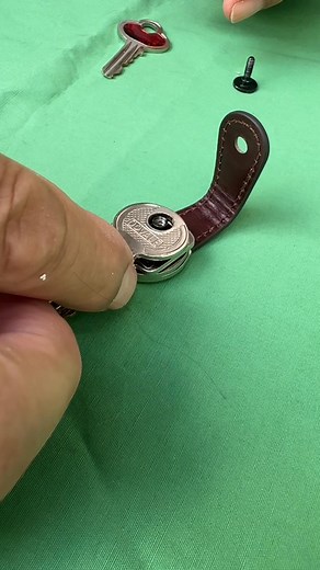 Get rid of the clutter with KeySmart Mini 🔑 #keysmart #keysmartmini #minimalism #keyorganizer #keychain #amazonfinds #technews #LifeHack #essentials #assemble | KeySmart