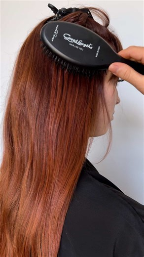 Great Lengths Hair Extensions on Instagram: "Pixelated hair?! We don’t know her thanks to these expert tips from @tylerthehairstylist 💅 Texturizing shears help to blend where the natural hairs stop, moving downward through the extensions without removing length. With a slide motion, the shortest natural pieces are softened into the longest extension lengths for natural face-framing layers. Save this to easily revisit these expert tips for your next extension session ❤️‍🔥 •• Great Lengths USA L