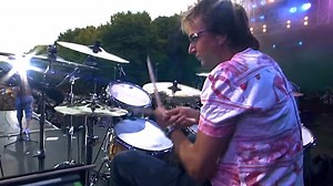 A-Ha - Take On Me (Live 8 2005) A-ha es una de las bandas más reconocidas de los años ochenta, integrada por Paul Wakktaar Savoy, Magne Furuholme y Morten Harket. Su clásico más recordado es el tema “Take On Me”, reconocida por su ritmo y por su videoclip icónico. Este tema con una instrumentación variada, publicada en 1984, fue unas de las primeras composiciones de la banda noruega, el trio había bautizado la canción como “Lesson One”, pero este apenas alcanzo a vender 300 copias y no tuvo much