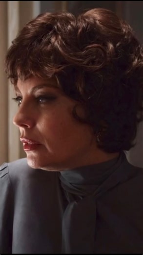 LadyVanessa on Instagram: "L’effetto collaterale del Natale… 🥹 #Adelaide #ilparadisodellesignore #VanessaGravina"