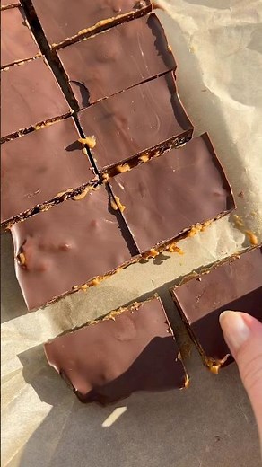 Chocolate Peanut Butter Cornflake Date Slices ✨🫶 Recipe in the comments #snack #treat
