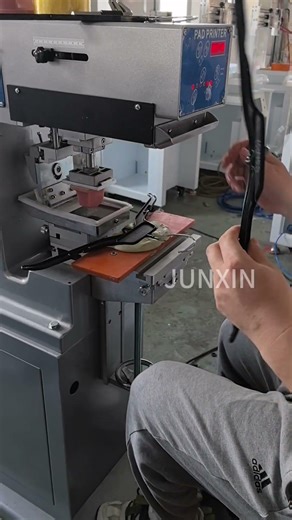 Plastic pad printing machine, easy to operate, can easily print 1500 pieces per hour