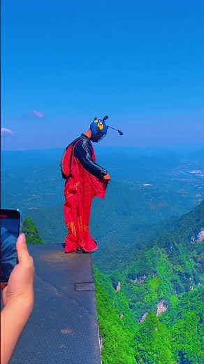 Here is the most complete footage of the entire wingsuit flight process at Tianmen Mountain.