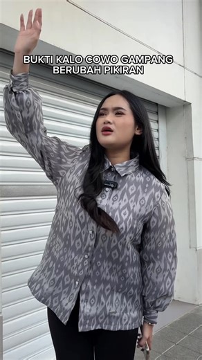 LASKALA PREMIUM BATIK on Instagram: "Emang ya cowo gampang berubah pikiran. Padahal udah cakep gitu pake Laskala Batik tetep aja di tinggal! #viral #videolucu #fyp #batik"