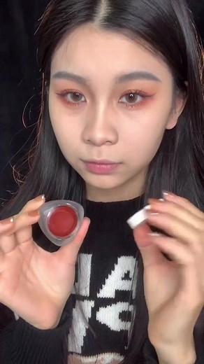 Cool girl color #D04 #focallurebeauty #lipsmakeup#lipstick #YourLipDiary#TiktokBeautyUnboxing #beautymovesyou