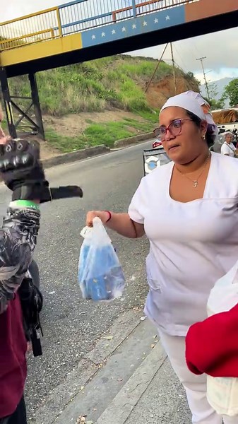 Entrega de fórmula a enfermera en neonatal