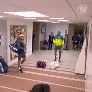 في وثائقي نادال على نتفليكس لا بد منه ان يشرح كيف فاز بلقبه الرابع عشر في بطولة فرنسا المفتوحة (2022) حتى قبل بدء المباراة، بإرباك كاسبر رود بأكثر تمرين إحماء قبل المباراة بشكل غير ضروري مفرط الشدة في الرواق قبل أن يخرجا