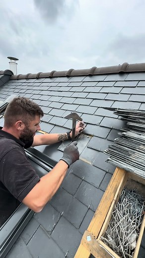 Réalisation d’un velux #couverture #renovation #travaux #bricolage