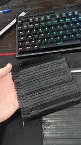 🔥 Rideau console Passat – Impression 3D renforcée 🔥 ✔️ Plus résistant que l’original ✔️ Ajustement parfait ✔️ Finition propre et durable 🎨 Couleurs disponibles : Noir Gris Texture fibre carbone 🚚 Livraison : 8 DT partout en Tunisie | CarForge3D.tn