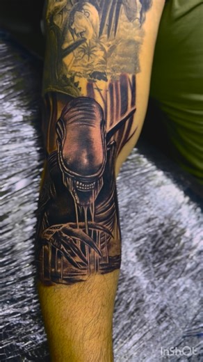 Melo Salazar on Instagram: "Really kool alien I got to do today on this alien vs predator I didn’t do the top half of his that was done by another artist"