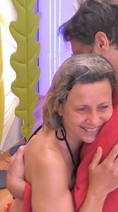 Nuovi gavettoni e Anto ormai è la vittima designata 😂💦 ⭐️ VOTIAMO ANTONELLA PER MANDARLA IN FINALE! 📲 Via Twitter, con un SMS, tramite app Mediaset e Smart Tv. #teamanto continuate a farvi sentire! @grandefratellotv STAFF | Antonella Elia - Pagina ufficiale