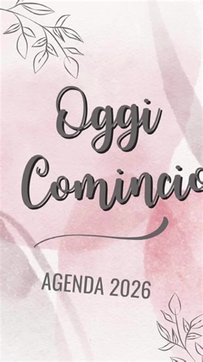 📘 “L’agenda Oggi Comincio 2026 è il compagno perfetto per chi vuole iniziare il nuovo anno con ordine, motivazione e obiettivi chiari. Pagine semplici, funzionali e ispiranti per aiutarti a creare nuove routine e ritrovare equilibrio.” Disponibile su Amazon link in bio #Obiettivi2026 #MindsetPositivo #planneraddict #nuoveabitudini2026