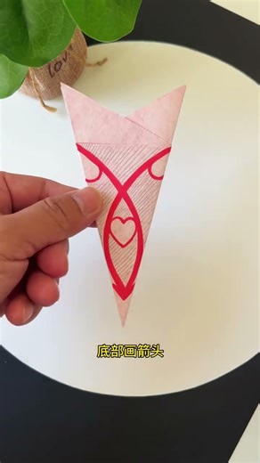 Draw cross arcs and cut beautiful paper-cuts. Try it now. DIY paper-cutting tutorial. Window pap