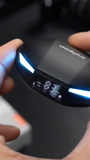 🖤 PROMO GAMING — Lenovo ThinkPlus XT53 / GM2 Pro Max 🎮 Écouteurs Bluetooth 5.4 pensés pour le jeu et le multimédia 🔥 L’essentiel pour une expérience fluide : ⚡ Faible latence — synchronisation audio idéale pour jeux & vidéos 📶 Bluetooth 5.4 — connexion rapide, stable et économe 🎧 Son clair & immersif — haut-parleurs dynamiques 10 mm 📟 Boîtier avec écran LED — niveau de batterie visible instantanément 📞 Micro HD intégré — appels et discussions clairs 🔋 Jusqu’à 5h d’écoute boîtier de recha