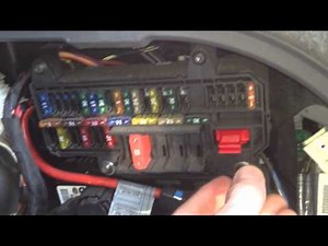 Où se trouvent les fusibles de la BMW Série 7?