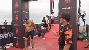 WATCH | Pag-abot sa swim course finish line sa 83 years young nga ironman 70.3 participant | XFM 97.9 Davao Katropa Digital