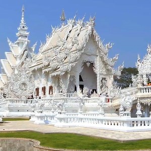 This temple in Thailand is breathtaking! 😍✨ | UNILAD Adventure
