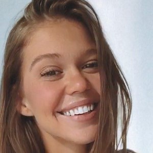 Cecilia Florence on Instagram: "Sup 🎄"