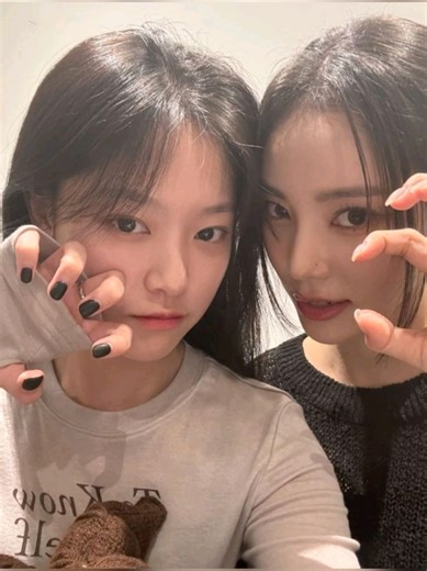 Exploring the Art of Loona Members Jinsoul and Hyunjin