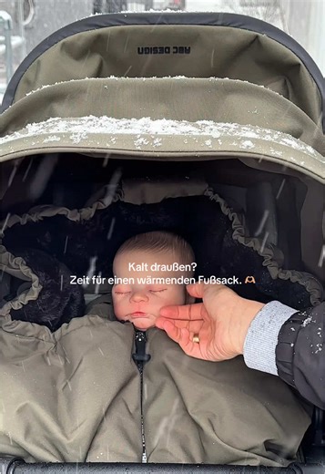 Kalt draußen? So hältst Du Dein Baby warm. 🫶🏼 An kalten, windigen Tagen braucht Dein kleiner Schatz extra Schutz. Unser Fußsack hält Dein Baby bei jedem Winterspaziergang kuschelig warm und gut geschützt - damit Du unterwegs ganz entspannt bleiben kannst. Ob Deinem Baby angenehm warm ist, kannst Du ganz einfach am Nacken prüfen - und musst Dir keine Sorgen machen. 🌨️ #abcdesign #kinderwagen #fußsack #baby #winter