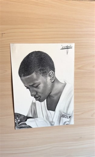 Aujourd’hui, mon crayon ne dessine pas seulement un visage, il porte la mémoire d’un frère, d’un étudiant, d’un rêve brisé trop tôt. Tombé dans une manifestation, mais vivant pour toujours dans nos cœurs, ton silence devient un cri de justice, de paix et de dignité. À travers ce dessin, je rends hommage à ta vie, à ton courage, et je promets que ton nom ne sera jamais oublié. Repose en paix, ABDOULAYE BA. ✊🏾🕊️@bayemass_