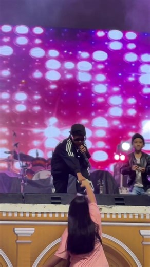 งานแรกของปีกับงานของดีภูเก็ตและงานปี ใหม่ ขอบคุณทุกเงินรางวัลและกำลังใจครับ #kingfc #นักร้องสังกัดค่ายkmg #เด็กปลูกปัญญา #phuket #สะพานหินภูเก็ต