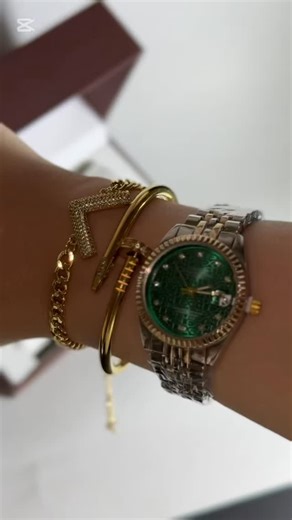 For ladies and gentlemen on Instagram‎: " ساعه (GEMSTAR) مقاومه للماء💦 بتصميم نسائي أنيق متوفر ب4 موديلات و اللوان مختلفه يحتوي البكج ايضاً على 3 أساور من اختيارك🥰 خامه فاخره بتفاصيل مميزه كفاله لمدة سنه من تاريخ الأستلام التوصيل لباب بيتك🚗 التواصل معنا عبر رسائل الصفحه أو عبر الواتساب👑🤍"‎