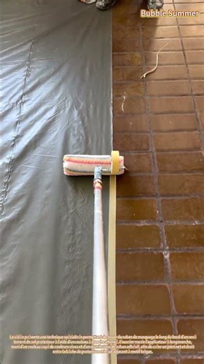Protection des surfaces : pose de ruban de masquage à l'aide d'un rouleau de précision