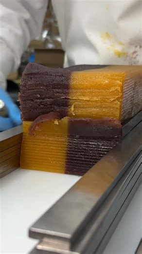 たもグルメ【Japanese food】 on Instagram: "ずっと見てられる羊羹スライス ◎ スライスようかん パッションフルーツ 2枚入り 550円 …「スライスようかん」の夏の限定の味は、トロピカルな「パッションフルーツ」！ 半分は定番の小倉羊羹になっており、1枚で 2つのお味を楽しめます✨ 【店舗名】亀屋良長 本店 【住所】京都府京都市下京区柏屋町１７−１９ 【営業時間】9:30-18:00 【定休日】不定休 【予算】¥1,000〜¥3,000 【Hypnotically Delightful Sliced Yokan】 Sliced Yokan with Passion Fruit – 2 slices for $5 This summer, enjoy a limited-edition flavor of our sliced yokan—tropical passion fruit! Half of each slice features our classic red bean yokan, so with just one piece, you get t