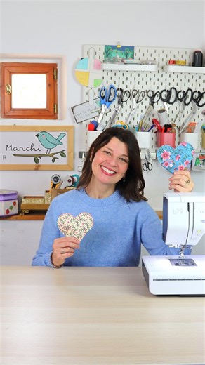 Cris De Marchi on Instagram: "Eccoci qua con un nuovo tutorial e sì… questa volta mi sono lasciata contagiare da San Valentino ♥️. Cuciamo insieme un portamonete a forma di cuore: facilissimo, veloce e sorprendentemente soddisfacente da realizzare. L’ho fatto in softshell, così è più resistente all’acqua, dura nel tempo e resta bello anche dopo mille utilizzi. Guarda il video completo su Youtube. Nella descrizione del video trovi anche il cartamodello gratuito da scaricare. Materiale necessario: