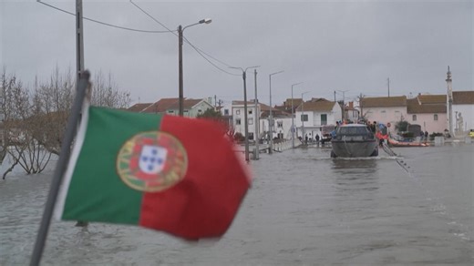 Portuguese military assist villagers cut off by floods