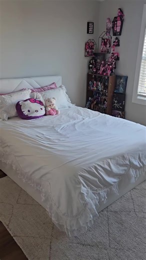 Room tour! I've finally got my bedroom looking the way I want it to! Please let me know if you want me to go into detail on any shelves or doll brands. . . . . #doll #dollcollection #dollcollection #roomtour #dollroom