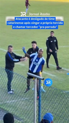 Ele foi substituído, ouviu a reação da arquibancada, e foi na direção da própria torcida.