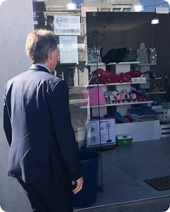 EN EL BAZAR DE SOFÍA Y DIEGO Tienen 23 y 22 años y son pareja. Empezaron a vender artículos de bazar y regalos por Internet a todo el país y hace unos días inauguraron "Ofertas365", su primer local en La Plata. Me escribieron por Facebook y hoy fui a visitarlos. | Mauricio Macri