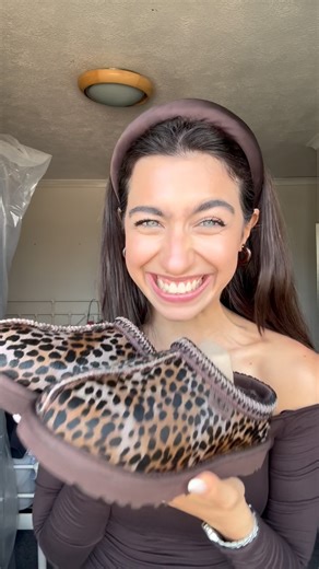 Sara Esposto on Instagram: "Haul del mio shopping a Londra !!! ️ Sono andata a Londra e ho fatto un po’ di shopping quindi vi devo assolutamente fare vedere le cosine ATOMICHE che ho comprato  Che ne pensi ??來 #haul #beauty #accessori #shop #ugg #makeup #haulvideo"