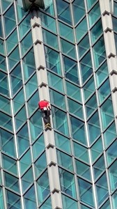 I filmed this live while Alex Honnold was climbing Taipei 101. | Simon Peng