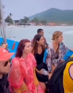 Boat Carrying Tourists Wrecked by Big Waves in the Middle of the Sea