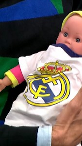 👶🤣 ¿BEBÉ LLORÓN MADRIDISTA en @elchiringuitotv ? @cristobalsoria1 arranca el programa con un ‘gag’ que indigna a @jlsanchez78 ... 😡 “Intento no sentir vergüenza ajena”. | El Chiringuito TV
