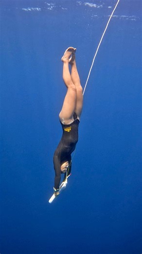 Bingqian Gao | Data, Freediving, Human & Planetary Wellbeing on Instagram: "Tried a thing today! “Skandalopetra” is an ancient form of freediving used by Greek fishermen to collect sponges, by rapidly descending into the sea with a heavy stone, usually of marble or granite, weighing between 8 and 14 kg, with rounded corners and hydrodynamic shape. I didn’t fully honour the tradition by diving naked but I think that’s probably for the best 😂 I had gone with variable weight to 70m earlier 