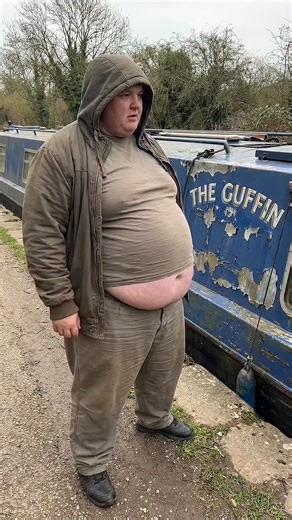 Stopping off at a canal side pub for a refreshing pint #canal #narrowboat #boat #british #canalboat | Canal Boats