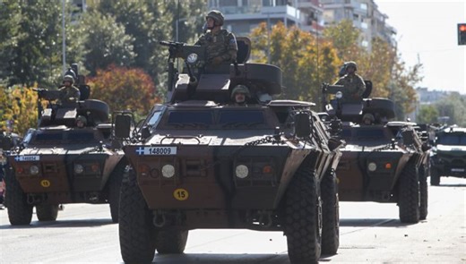 Σε εξέλιξη η μεγάλη στρατιωτική παρέλαση στο Σύνταγμα (live) - Newshub.gr