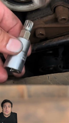 Cómo sacar un tornillo donde no hay buen espacio #mecanica #autos #taller