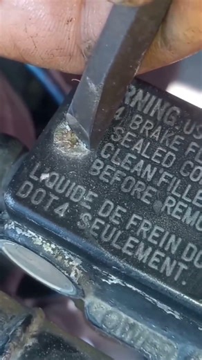 How to remove a stuck screwdriver bolt on the motorcycle disc brake master cylinder oil cap