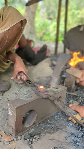 ⚒️ Extreme Heat Iron Forging – So Satisfying#shorts #blacksmith